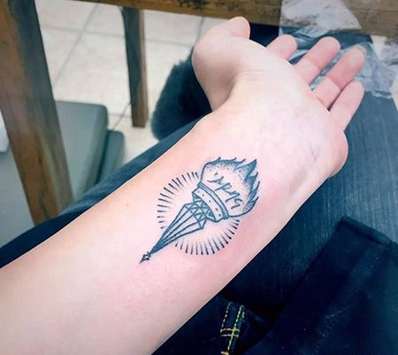 手腕燃烧的火炬纹身图案