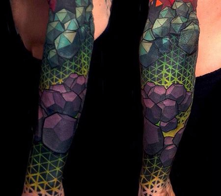 手臂彩色石头纹身图案