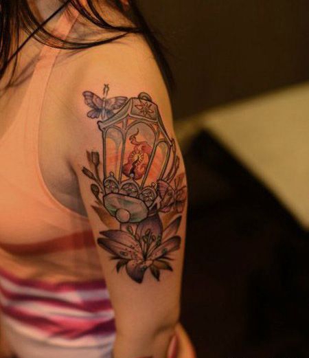 女生大臂路灯纹身图案