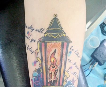 手臂古典路灯纹身图案