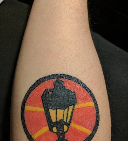 手臂警戒路灯纹身图案