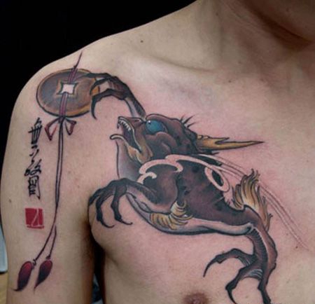 肩部铜钱纹身图案