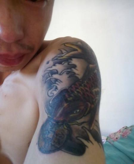 大臂鲤鱼含着铜钱的纹身图案