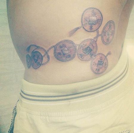 腰部遮盖铜钱纹身图案
