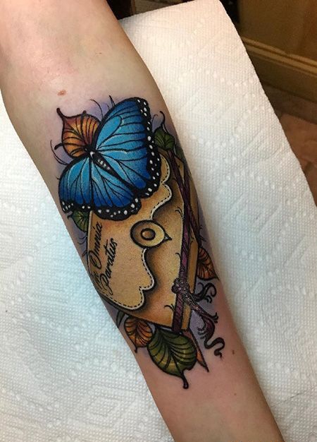 手臂黄色信封纹身图案