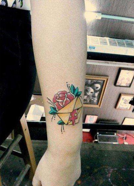 手腕黄色信封纹身图案