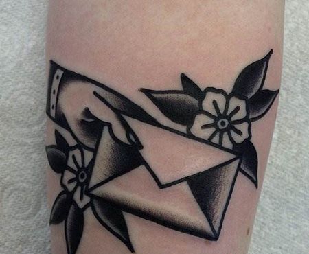 手臂个性信封纹身图案