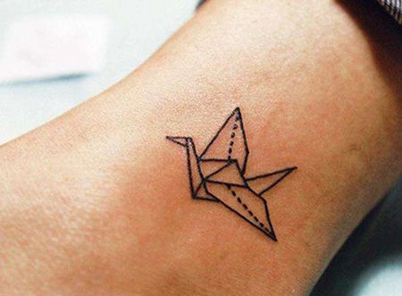 脚踝简约的千纸鹤纹身图案