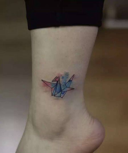 脚踝彩色千纸鹤纹身图案