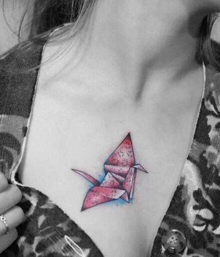 女生胸部千纸鹤纹身图案