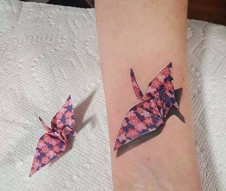 手腕逼真的千纸鹤纹身图案