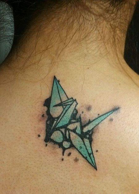 颈部后面的千纸鹤纹身图案