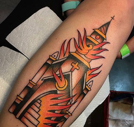 手臂内侧燃烧的教堂纹身图案