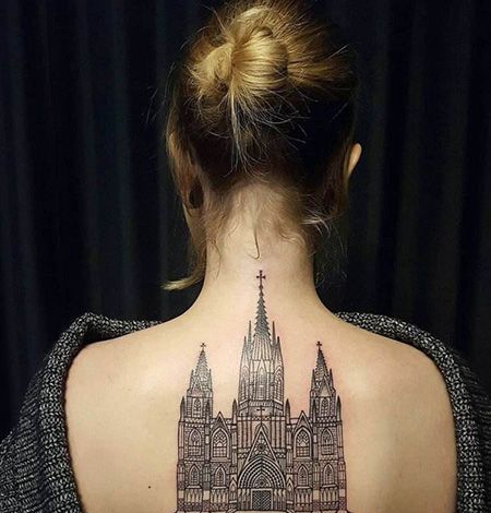 女生背部教堂纹身图案