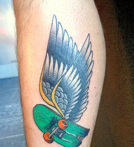 小腿飞翔的滑板纹身图案