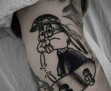 大臂兔子滑板纹身图案