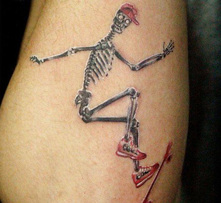 大腿骷髅滑板纹身图案