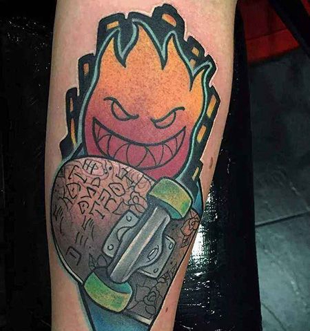 小腿火焰滑板纹身图案