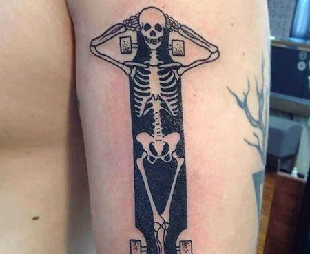 大臂骷髅滑板纹身图案