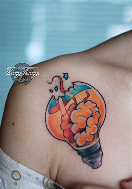 肩部创意灯泡纹身图案