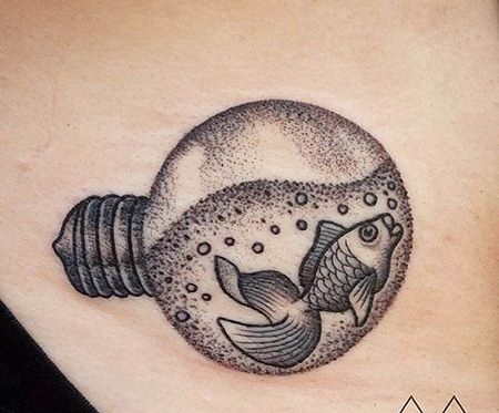 背部灯泡里的鱼纹身图案