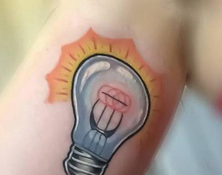 小腿灯泡纹身图案