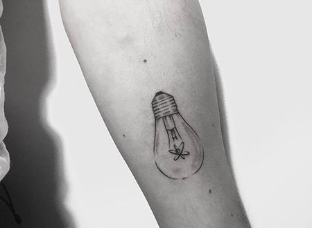 手臂简约的电灯泡纹身图案