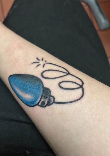 小腿蓝色电灯泡纹身图案