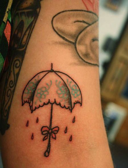 手臂可爱的雨伞纹身图案