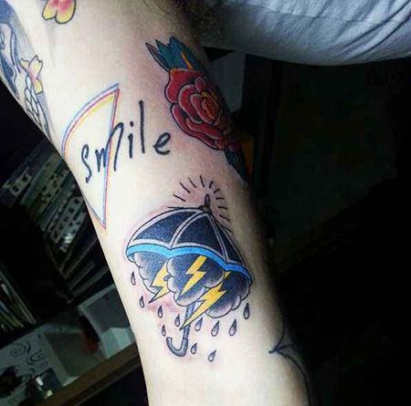 大臂闪电雨伞纹身图案