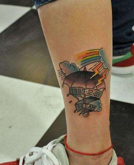 脚踝彩虹和雨伞纹身图案