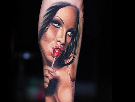 手臂含着棒棒糖的女孩纹身图案