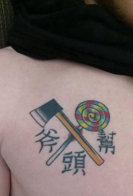 胸前斧头和棒棒糖纹身图案