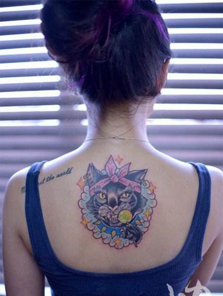 女生背部吃棒棒糖的猫纹身图案