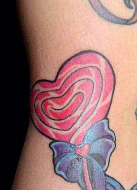 侧腰爱心棒棒糖纹身图案