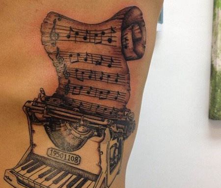 腰部钢琴和琴谱纹身图案