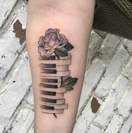 手臂钢琴和玫瑰花纹身图案