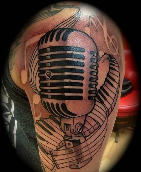 大臂钢琴键盘和麦克风纹身图案
