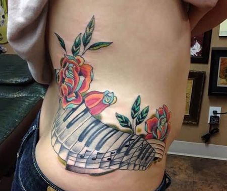 侧腰钢琴键盘玫瑰花纹身图案