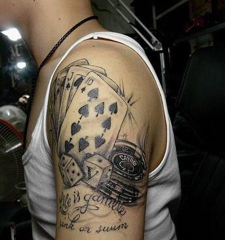 大臂同花顺色子纹身图案