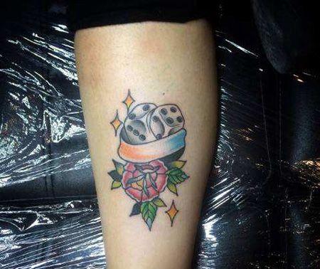 手臂色子花朵纹身图案