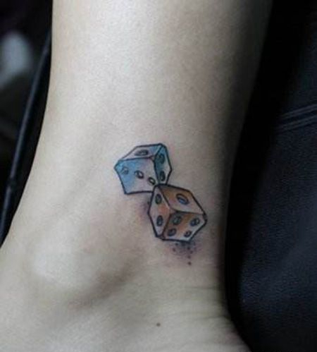 脚踝两色色子纹身图案