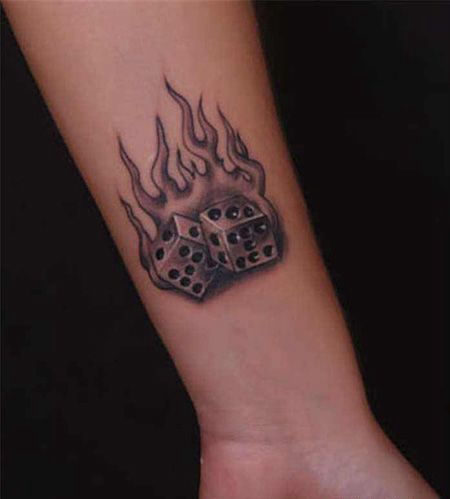 手腕燃烧的色子纹身图案