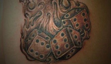 背部燃烧的色子纹身图案