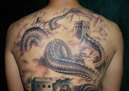 背部长城和龙纹身图案