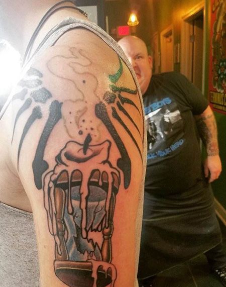 大臂蜡烛纹身图案