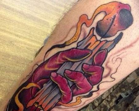 小腿手拿蜡烛纹身图案