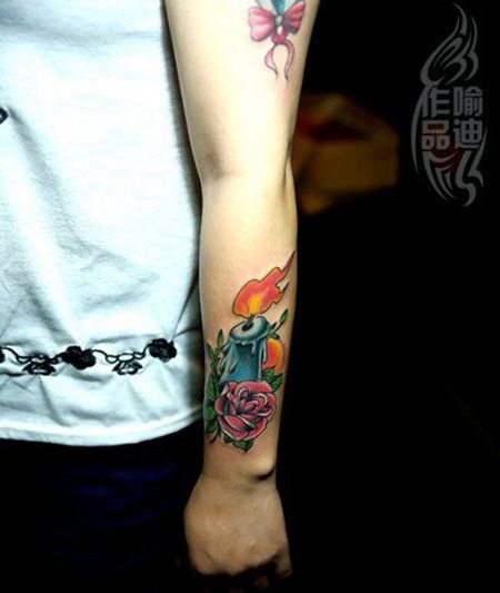 手腕蓝色蜡烛纹身图案