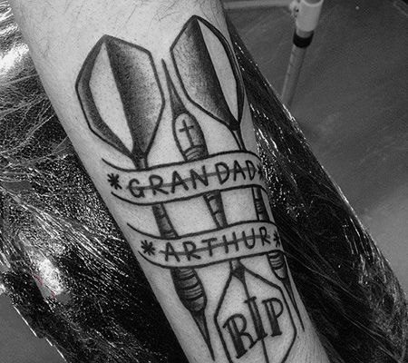 手臂个性的飞镖纹身图案