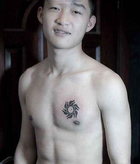 男士胸前飞镖纹身图案